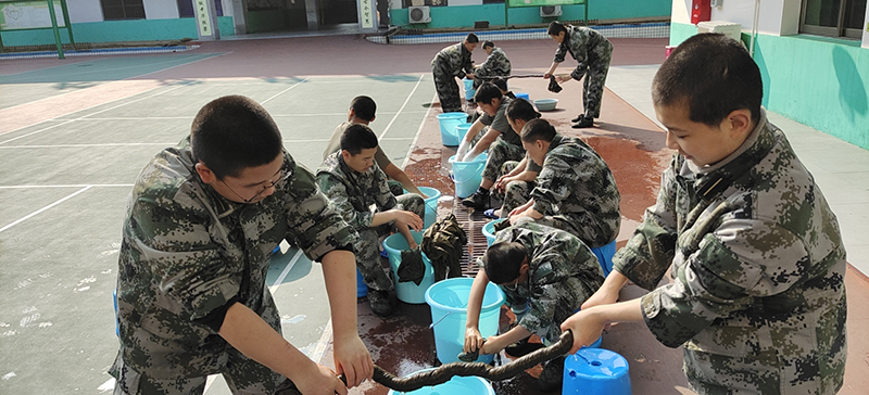 叛逆小孩子军事特训营